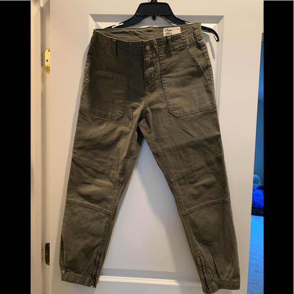 Women’s Olive Green Cargo Pants, Size 26. Like new, worn only once or twice.